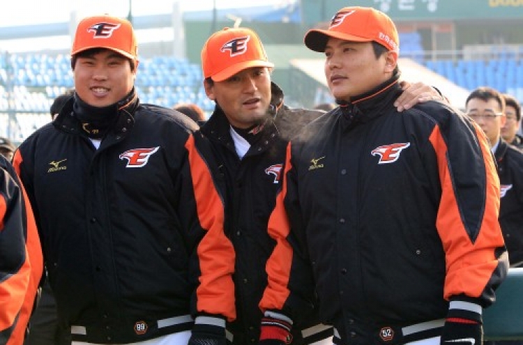 Ex-major leaguer Park Chan-ho comes home