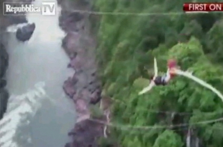 Australian survives bungee jump horror