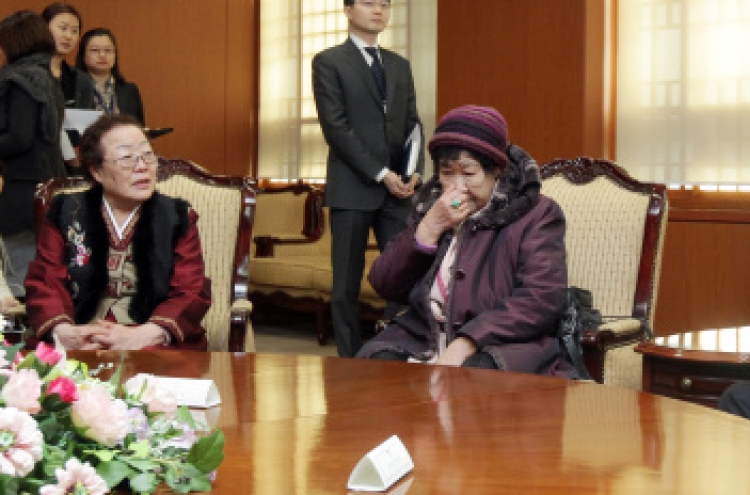 Comfort women blast Foreign Ministry
