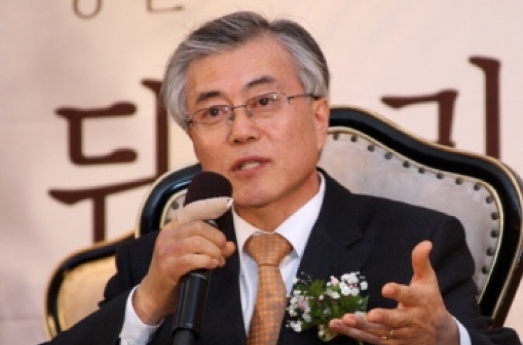 Ahn slides for the first time in poll