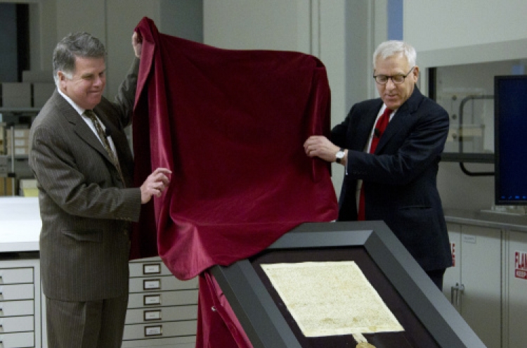 U.S. Archives unveils Magna Carta after repairs