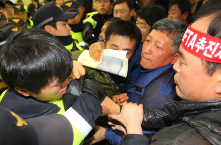 Protesters mar hearing on Korea-China FTA