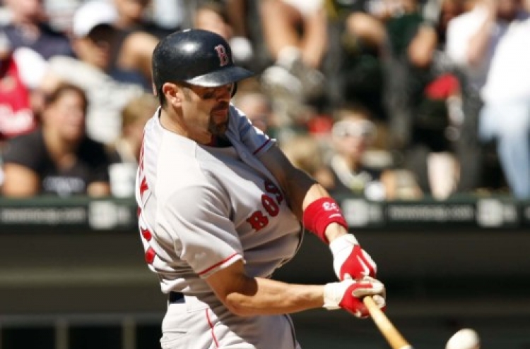 Red Sox catcher Varitek to retire