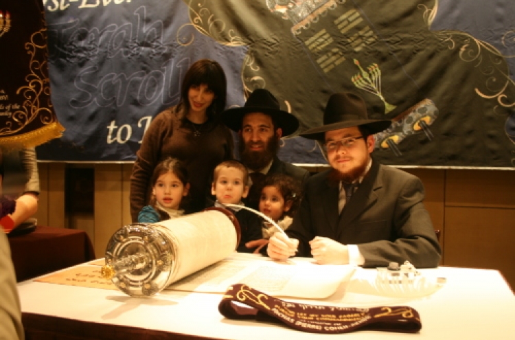 Korea’s Jewish community celebrates arrival of new Torah