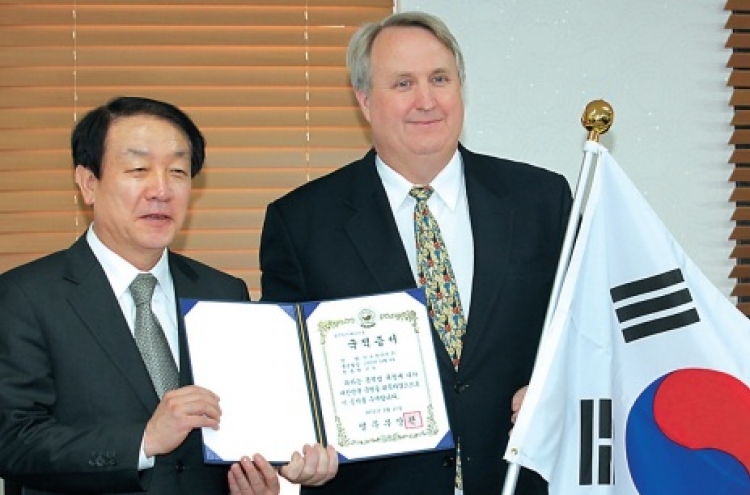 John Linton wins Korean citizenship for medical contribution