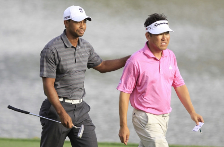 Woods takes 1-shot lead at Bay Hill