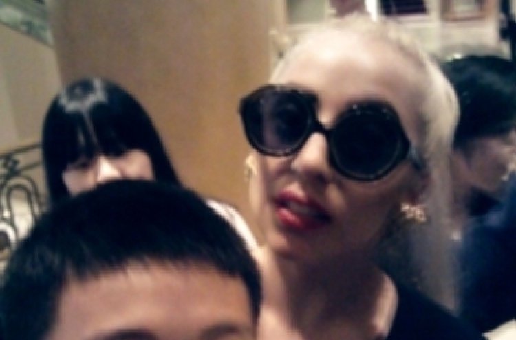 Lady Gaga meets fans, gives media run-around