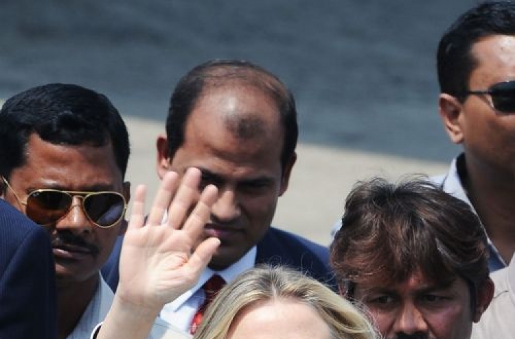 Clinton presses India on Iran oil
