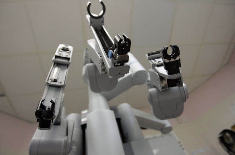 Patient moves robotic arm by thoughts
