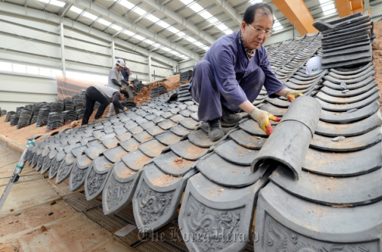 Sungnyemun gets new roof tiles as restoration proceeds