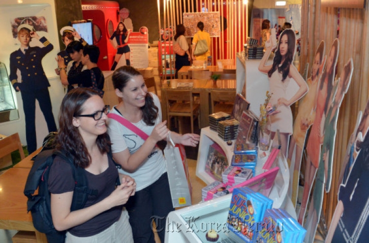 Hallyu store-cafes become tourist magnet