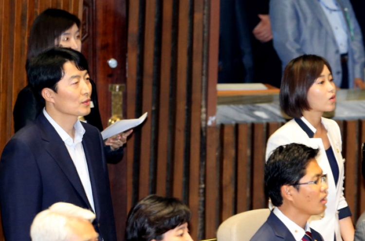 Lee calls for cooperation as Assembly opens