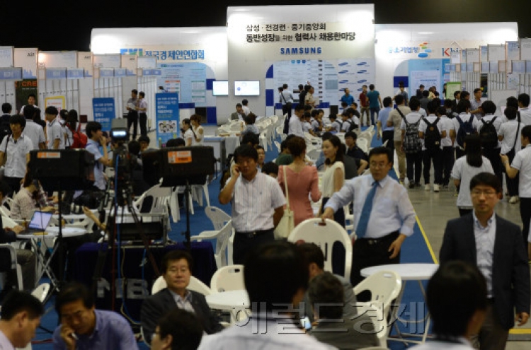 Samsung holds large-scale recruitment fair for suppliers