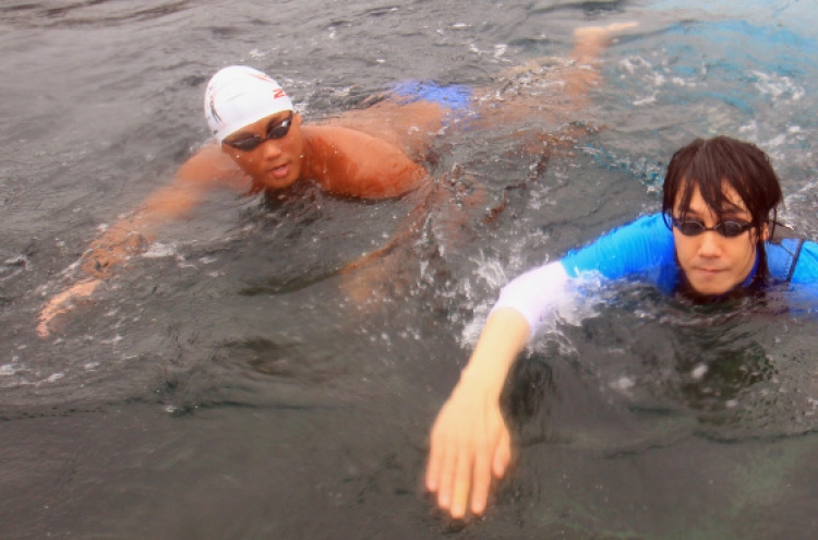 Koreans start 230-km swim to disputed islands