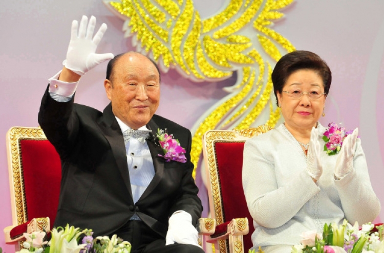 Unification Church founder dies