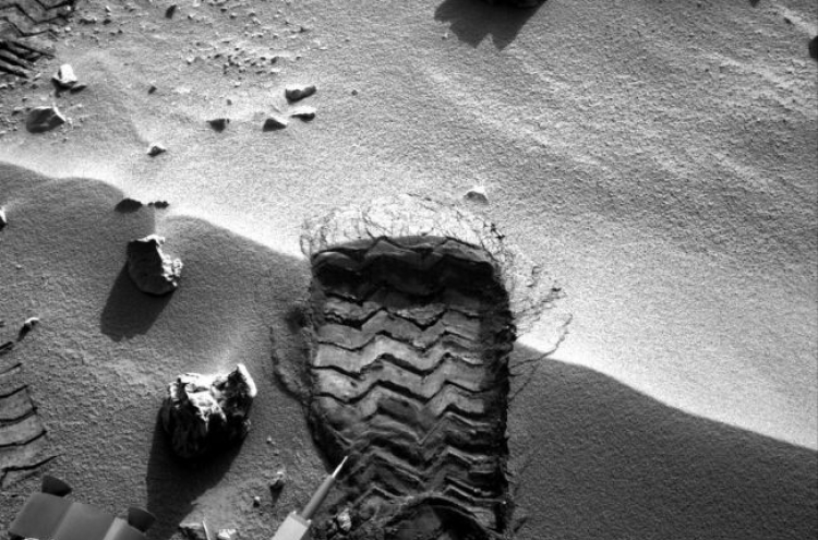 Mars rover photograph shows strange object