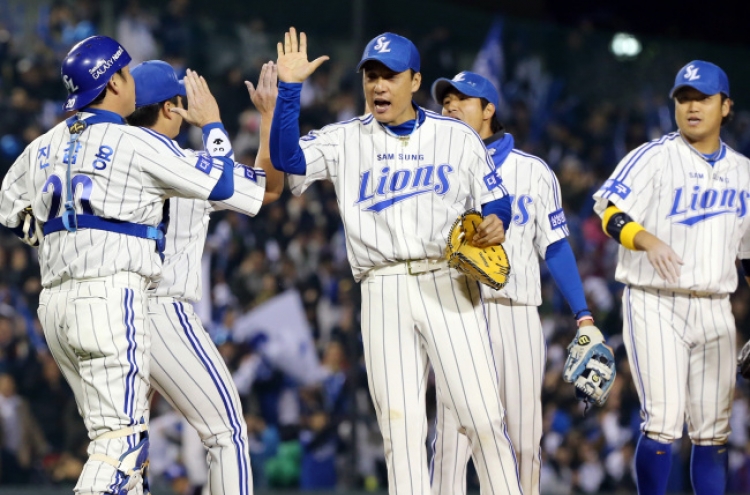 Samsung Lions squeeze past SK Wyverns, one win from championship