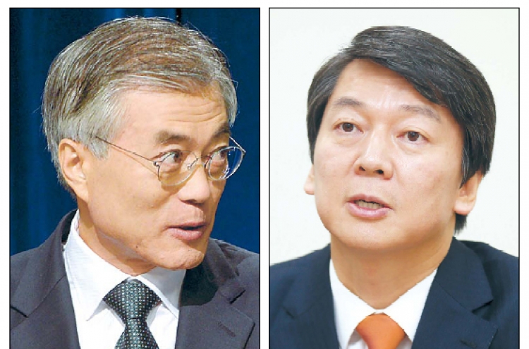 Ahn, Moon inch toward agreement on opinion poll