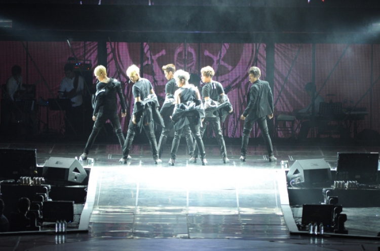 Shinhwa wraps up 15th anniversary concert