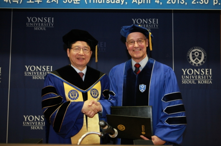 Head of Oxford receives honorary doctorate from Yonsei University