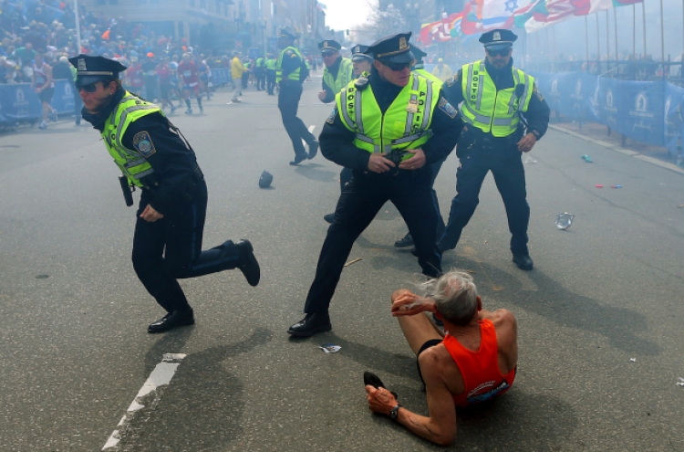 보스턴 참사 후, 언론을 달군 한 장의 사진