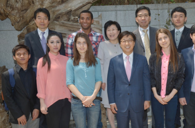 Samsung Group president hosts lunch for CICI speech contest winners