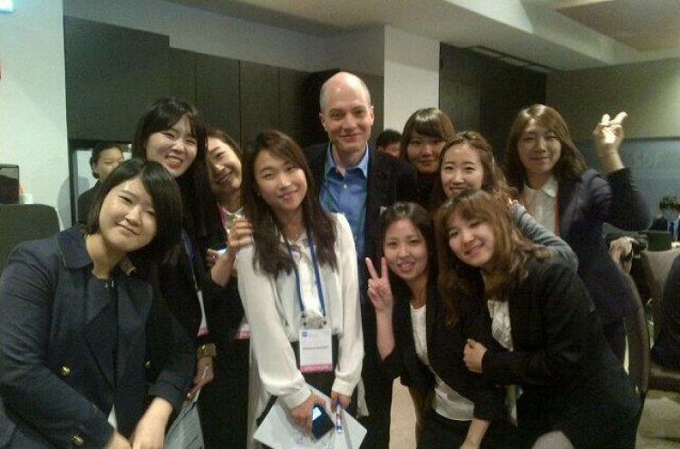 Alain de Botton ‘working hard in Seoul’