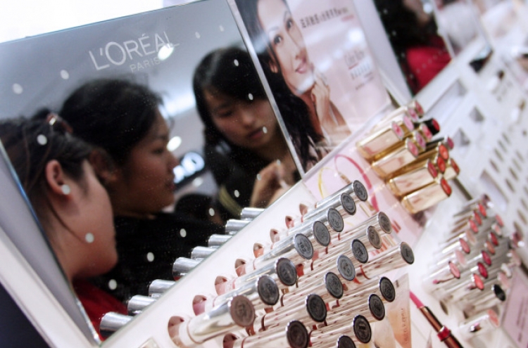 ‘Lipstick effect’ hits China as economy slows