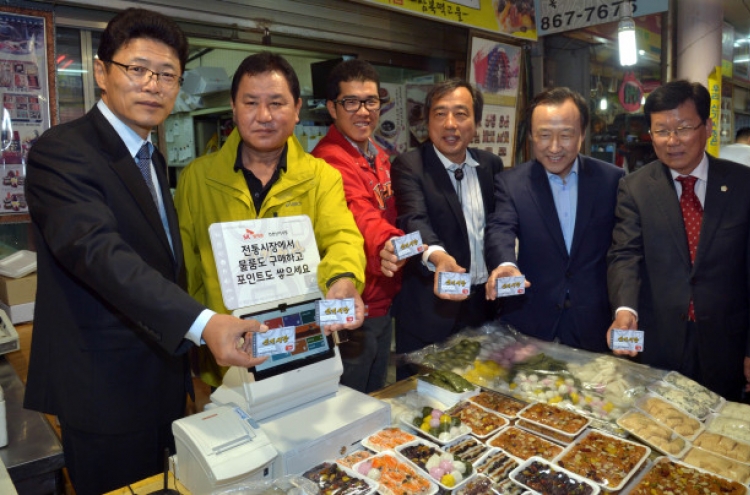 [Photo News] Support for traditional markets