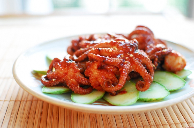 Jjukkumi guui, (spicy grilled baby octopus)