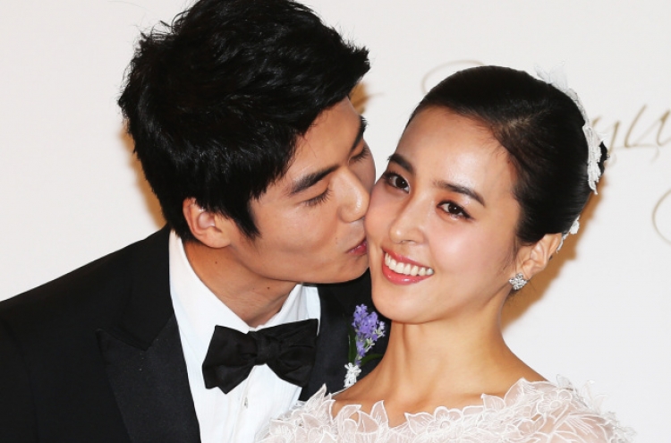 [Photo News] Soccer player Ki marries Han Hye-jin