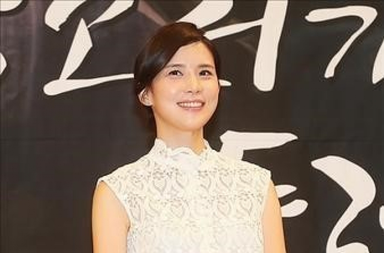 Star couple Lee Bo-young, Ji Sung to wed in September