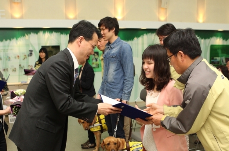 Samsung’s dog-loving chairman: Man behind growing canine companionship in Korea