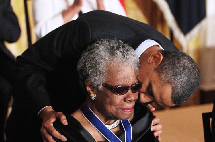 Maya Angelou to receive honorary book award