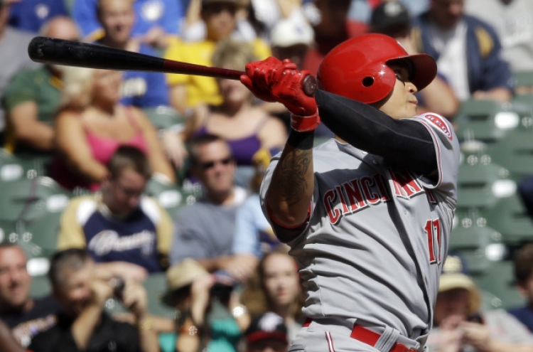 Choo, Votto help Reds keep pace