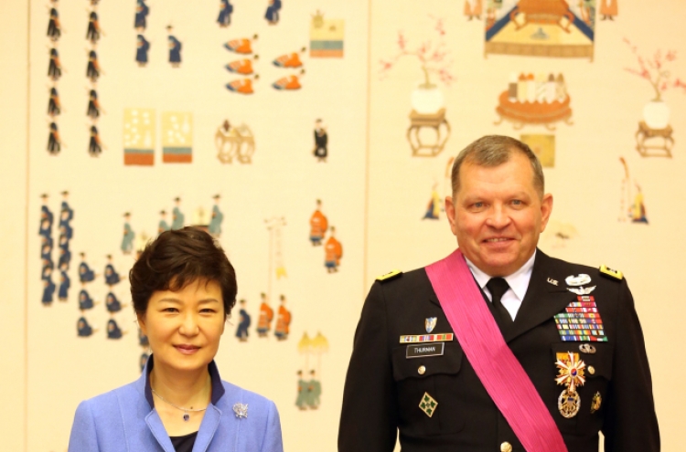 Outgoing USFK commander receives top military award