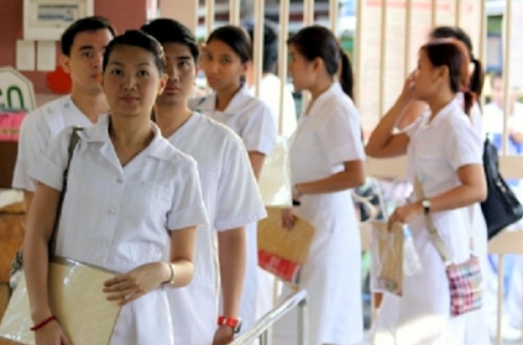 Philippine nurses in Tokyo hurdle gap in language