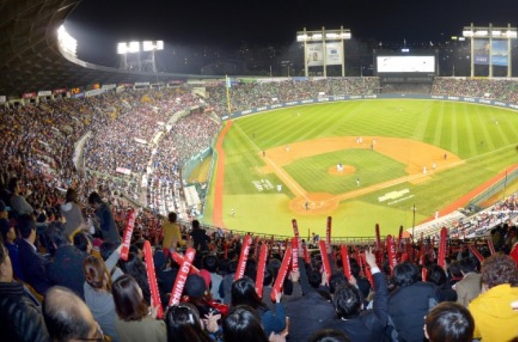 Baseball comes roaring back to Seoul