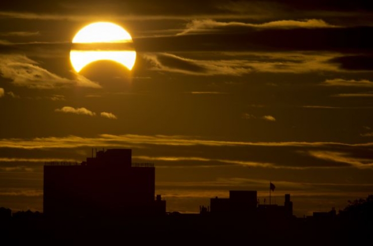 Solar eclipse sweeps Africa, Europe and U.S.