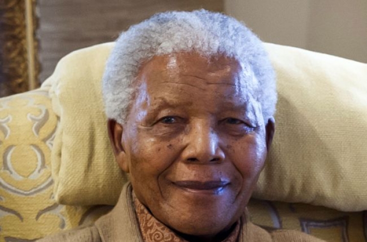 Nelson Mandela, South Africa's peacemaker, dies