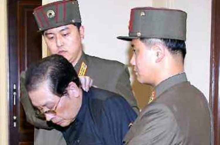 북한 김정은, 고모부 장성택을 '기관총 난사'로 사형시켜