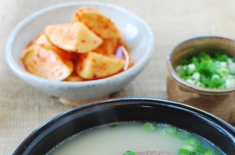 Seolleongtang (beef bone soup)
