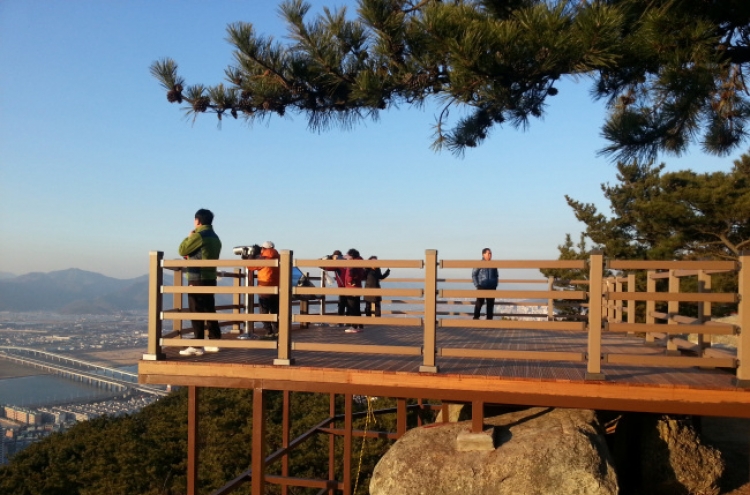Barrier-free mountain trail dedicated in Busan