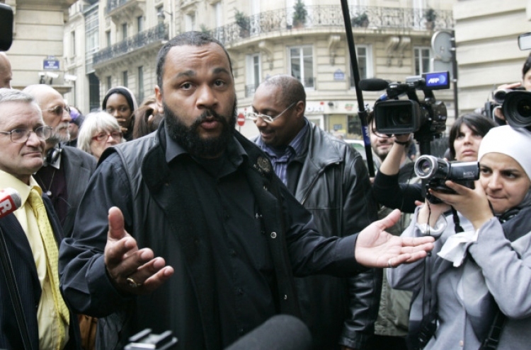 ‘Nazi hunters’ protest against French comedian