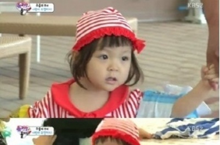 [Photo News] Little Choo goes swimming with her father