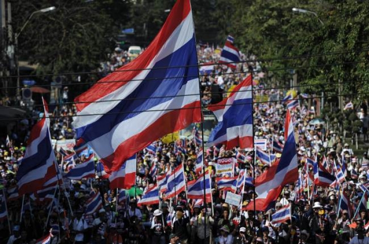 Thai protesters block roads in bid to shut capital