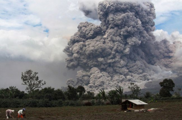 Indonesian volcano spews fresh lava