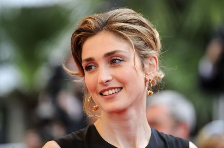 Actress sues Closer over Hollande report