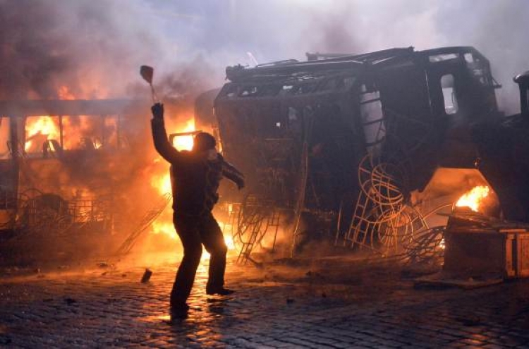 Ukraine protests turn into fiery battles