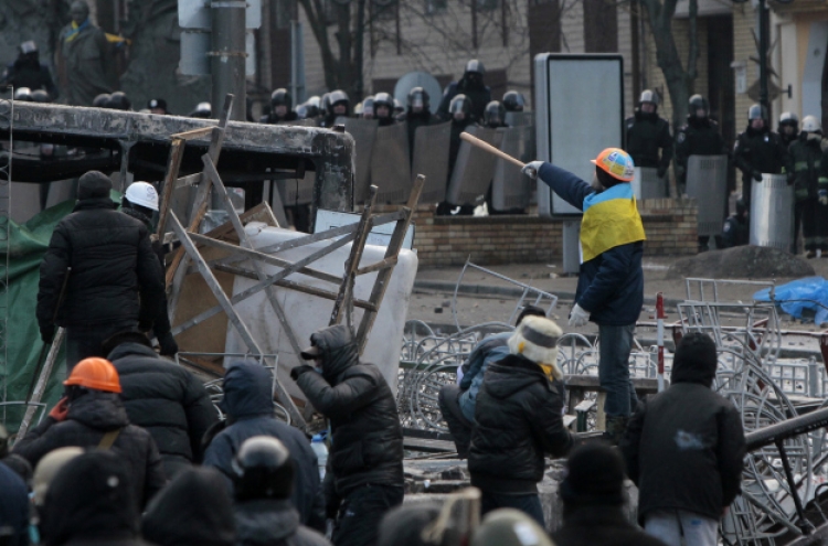 Ukraine anti-protest laws enter force as violence reaches unprecedented levels